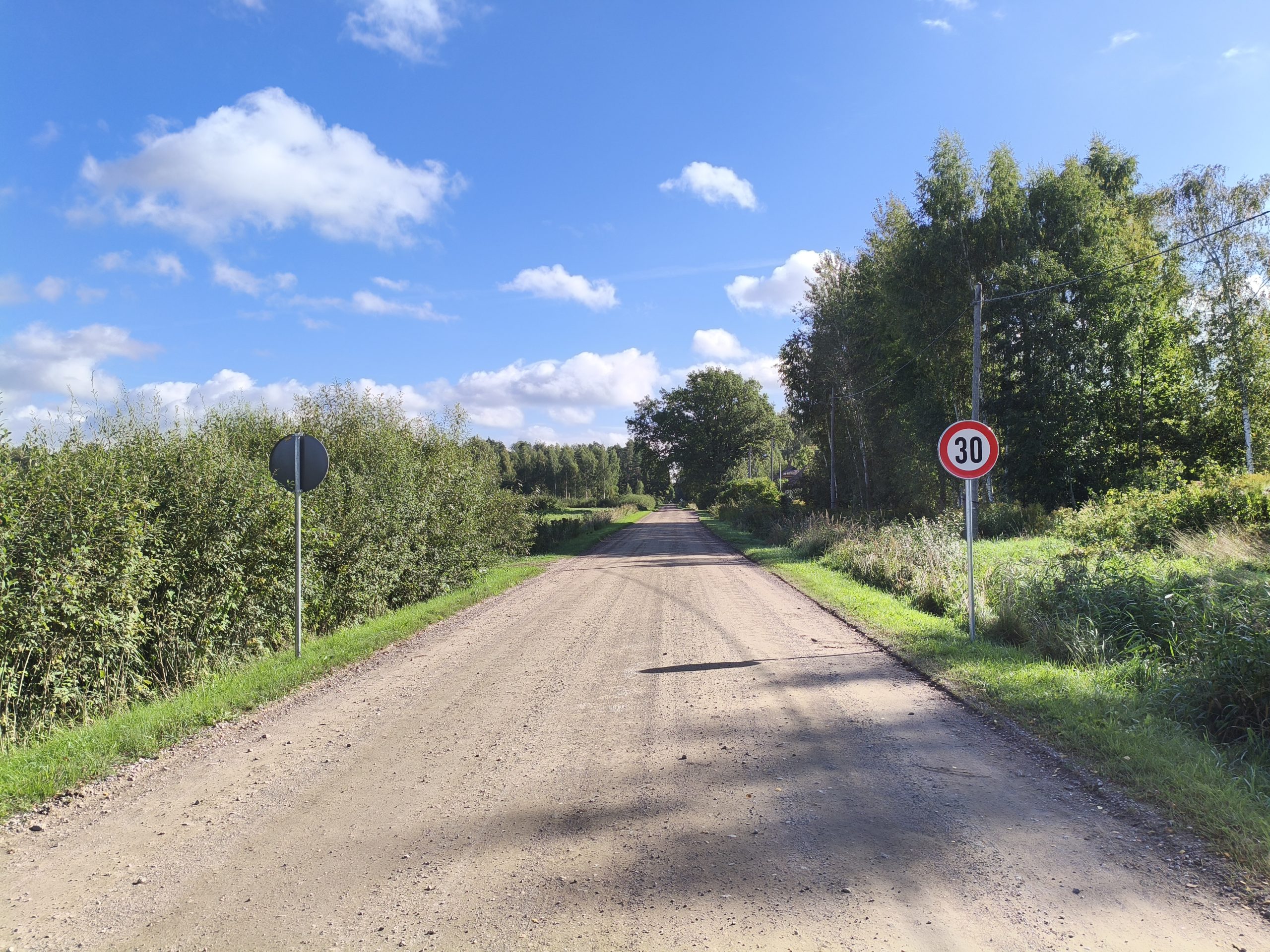 Klijēnu ceļš ar ātruma ierobežojumu 30 km/st zonā, lai uzturētu ceļa stāvokli un nodrošinātu drošību.