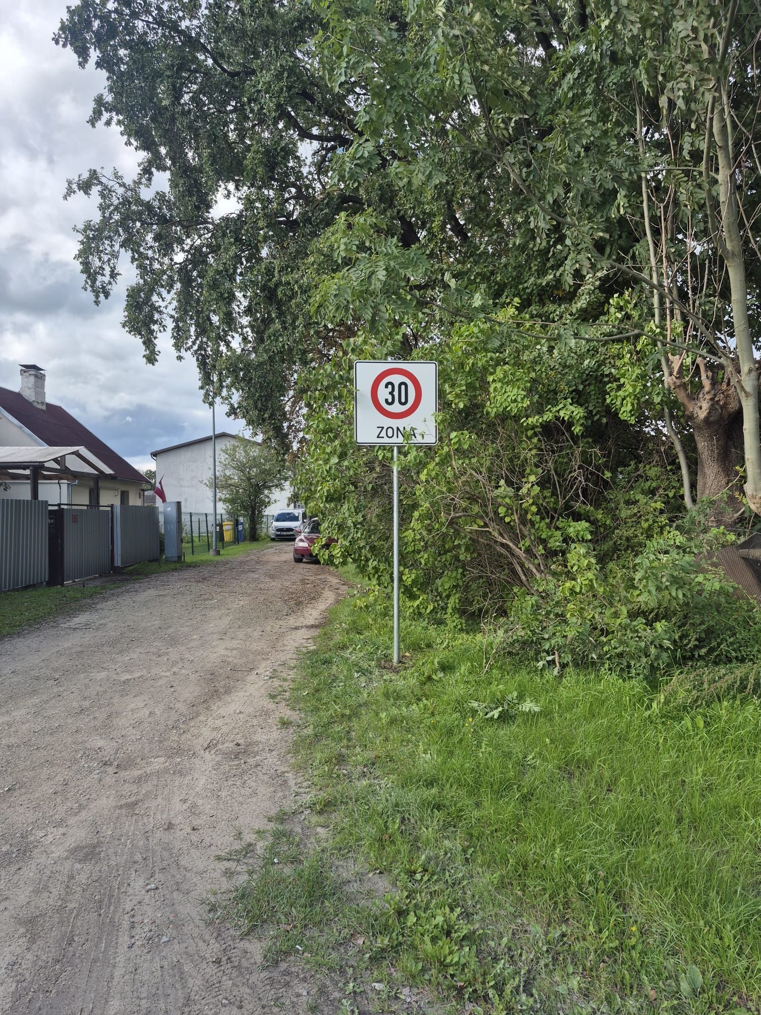 Ātruma ierobežošanas zīme 30 km/h Lauku un Zirgu ielu krustojumā
