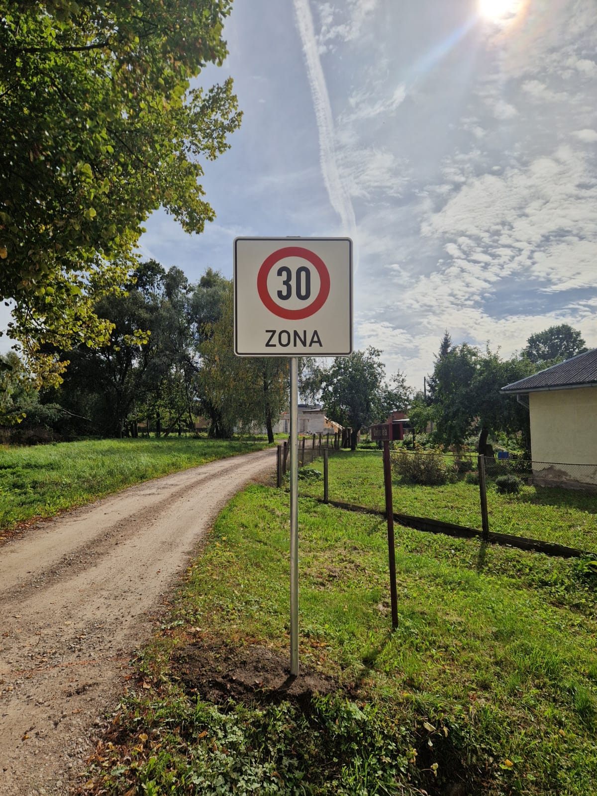 Ātruma ierobežošanas zīme 30 km/h Mazā un Ceriņu ielu kristojumā