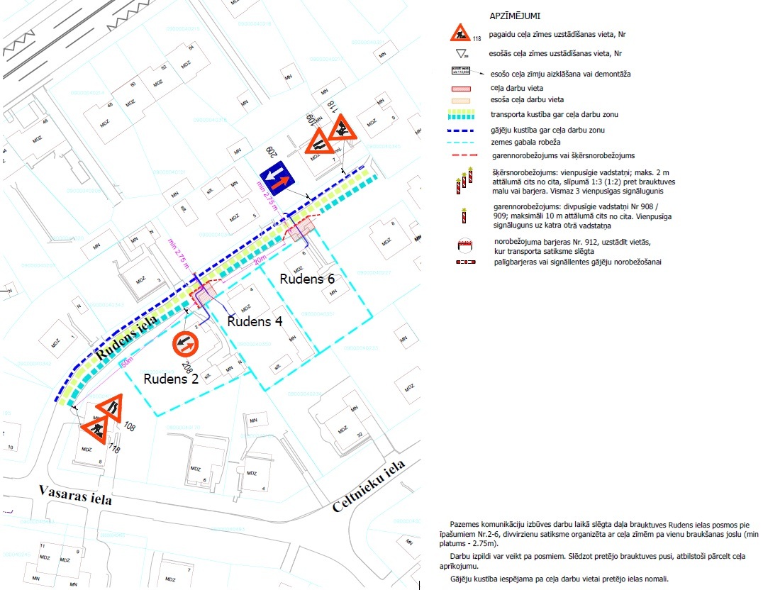 Ceļa darbu shēma Rudens ielā pie Vasaras ielas: ceļa remontdarbu, apbraukšanas un braukšanas virziena zīmes, gājēju un transporta kustības norobežojumi.