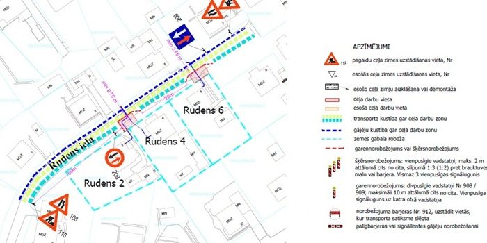 Ceļa darbu shēma Rudens ielā pie Vasaras ielas: ceļa remontdarbu, apbraukšanas un braukšanas virziena zīmes, gājēju un transporta kustības norobežojumi.
