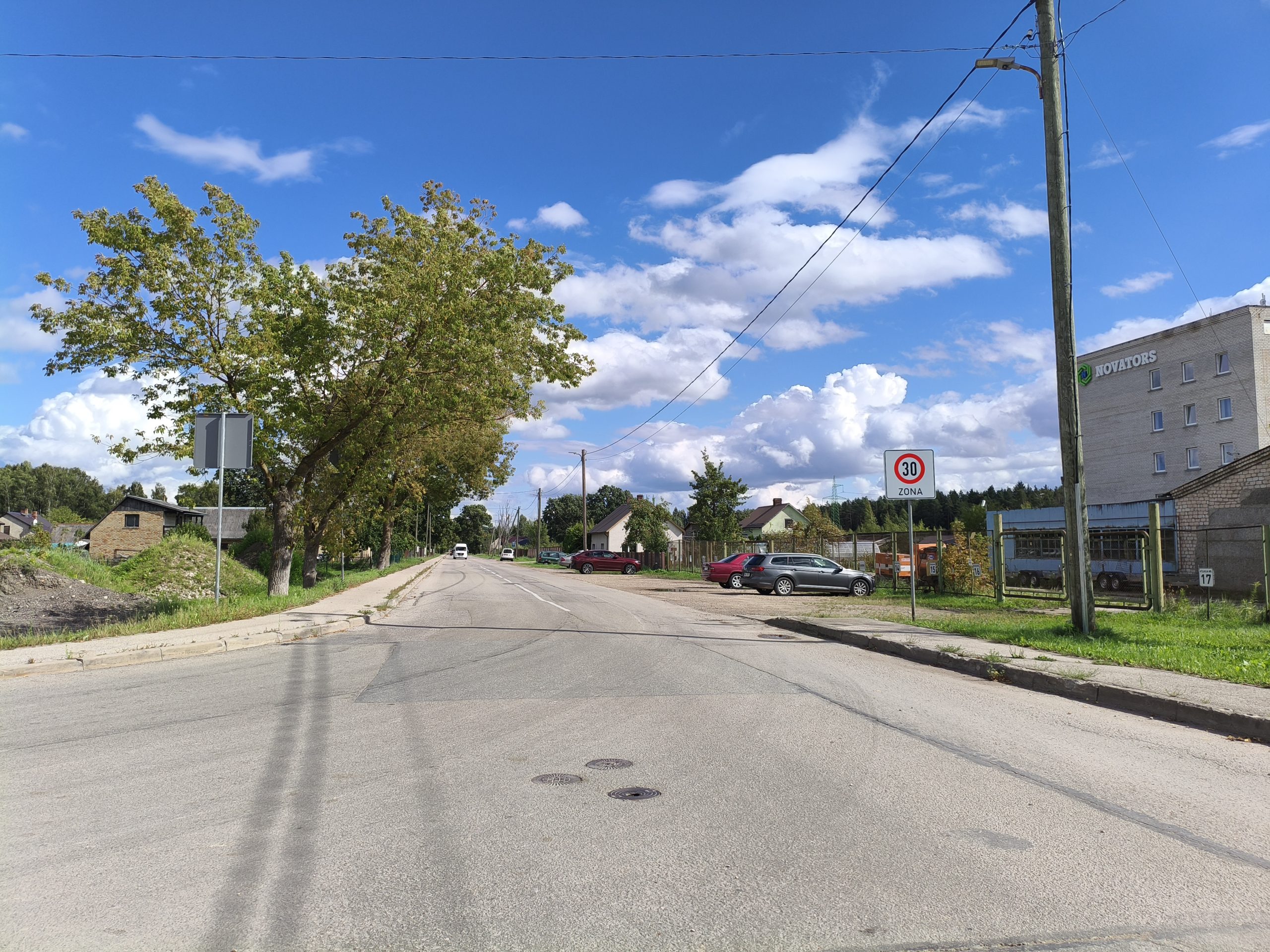 Jelgavā vairākās ielās ieviesti 30 km/h ātruma ierobežojumi un mainīta stāvēšanas kārtība