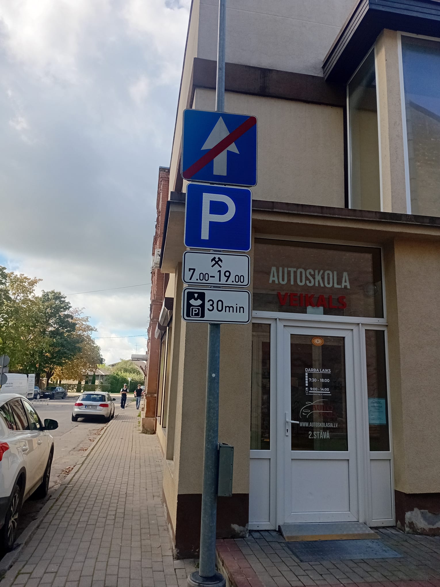 Vaļņu ielā pie ēkas Vaļņu ielā 8 noteikts laika ierobežojums transportlīdzekļu novietošanai. Turpmāk darba dienās no pulksten 7 līdz 19 transportlīdzekļus šajās stāvvietās atļauts novietot līdz 30 minūtēm. Pārējā laikā stāvvietas izmantojamas bez laika ierobežojuma.