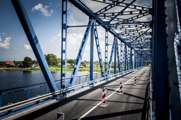 lielupes_tilts_5-galve Lielupes tilts pār Lielupi - zila metāla konstrukciju tilta skats ar norobežojošiem elementiem uz brauktuves.