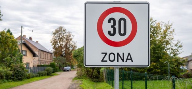 liepu-atruma-ierobezoumi-30_small 30 km/h zonas ceļa zīme Liepu ielā